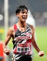 　優勝しガッツポーズする鈴木芽吹