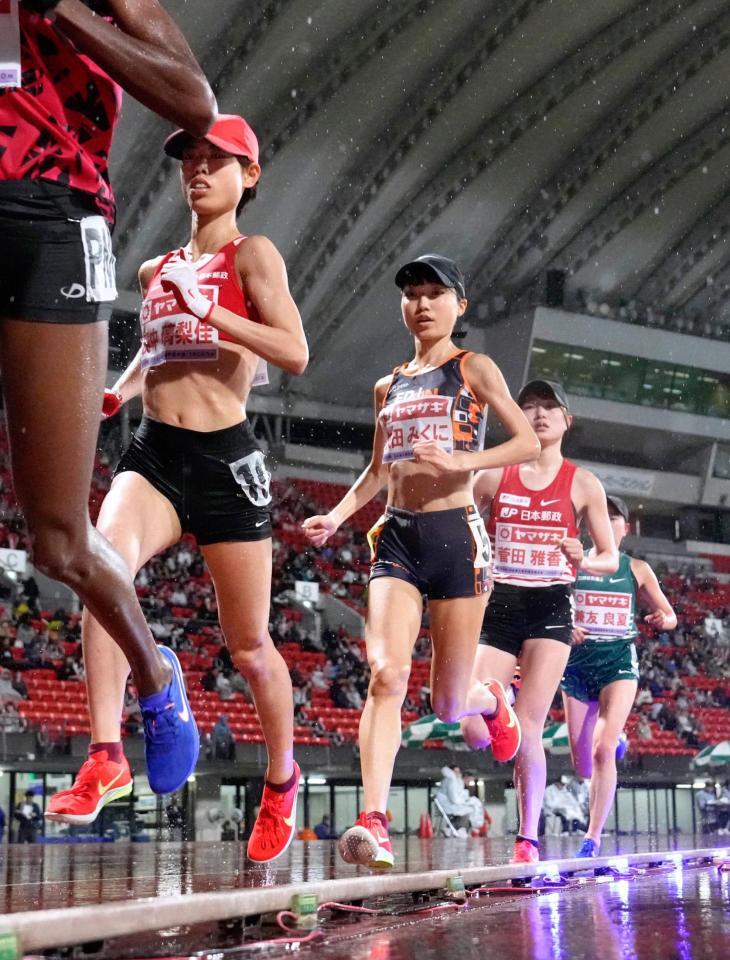 　31分13秒78をマークし優勝した広中璃梨佳（手前）