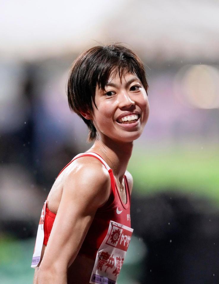 　優勝し笑顔の広中璃梨佳