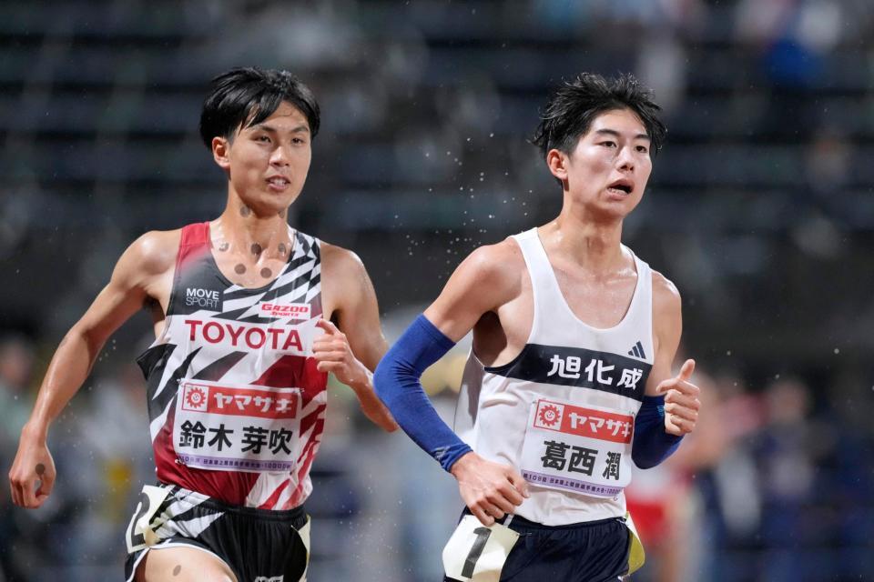 　優勝した鈴木芽吹（左）と２位の葛西潤