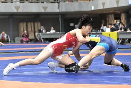 　山下叶夢（右）を攻める藤波朱理（撮影・持木克友）