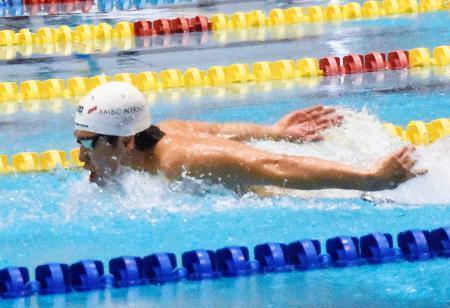 　競泳の競技会でバタフライを泳ぐ男子の茨隆太郎＝静岡県富士水泳場