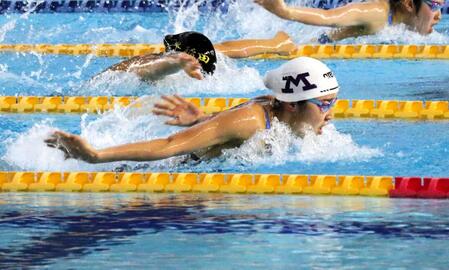 　４００メートル個人メドレーに出場した成田実生