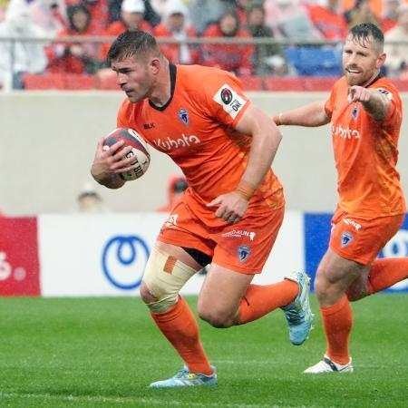 　東京ベイ-東京ＳＧ　前半、トライを決める東京ベイのマークス（左）＝花園