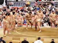 　錦木を相手にぶつかる高安