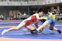 　山下叶夢（右）を攻める藤波朱理（撮影・持木克友）