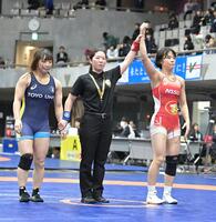 　山下叶夢（左）を破り５７キロ級初戦で初優勝を決めた藤波朱理（撮影・持木克友）