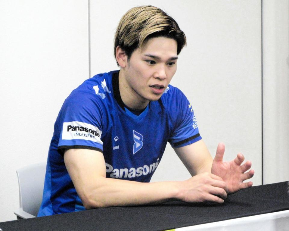 　試合後の会見で語る西田有志。ブロック得点５と守備面での貢献が光った