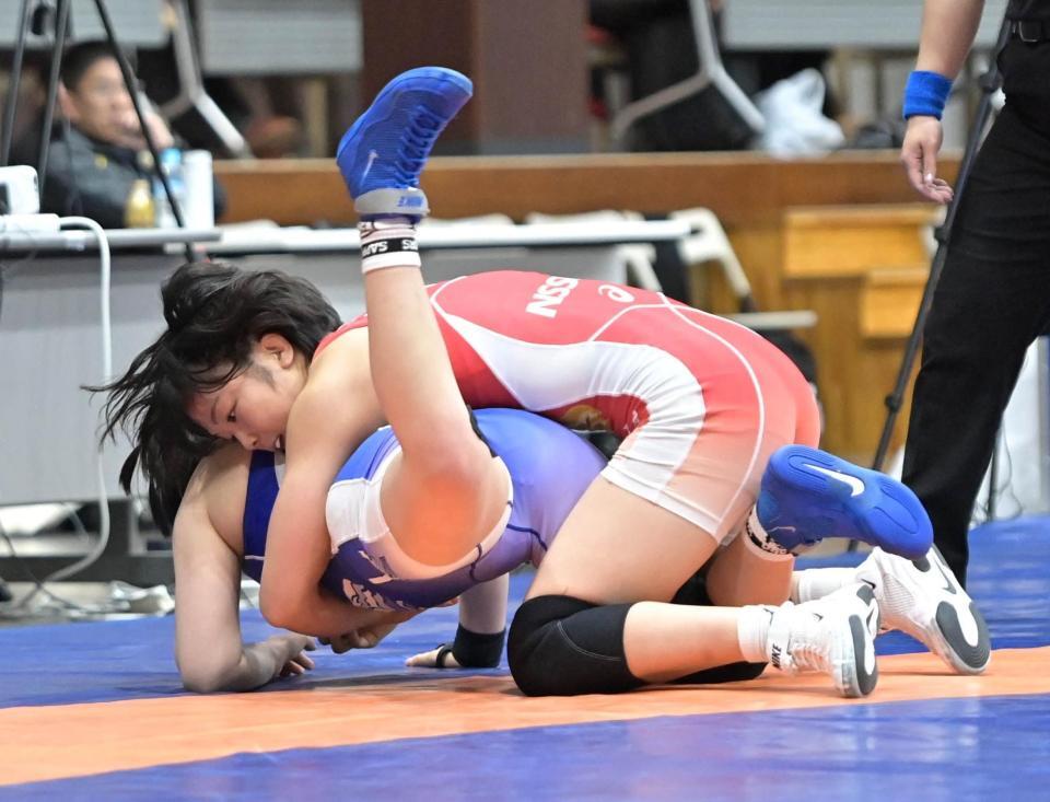 　藤山いろはを攻める藤波朱理（上）＝撮影・持木克友