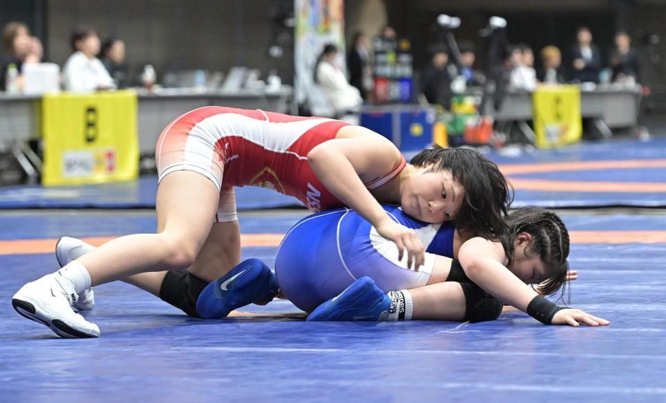 　藤山いろはを攻める藤波朱理（上）＝撮影・持木克友