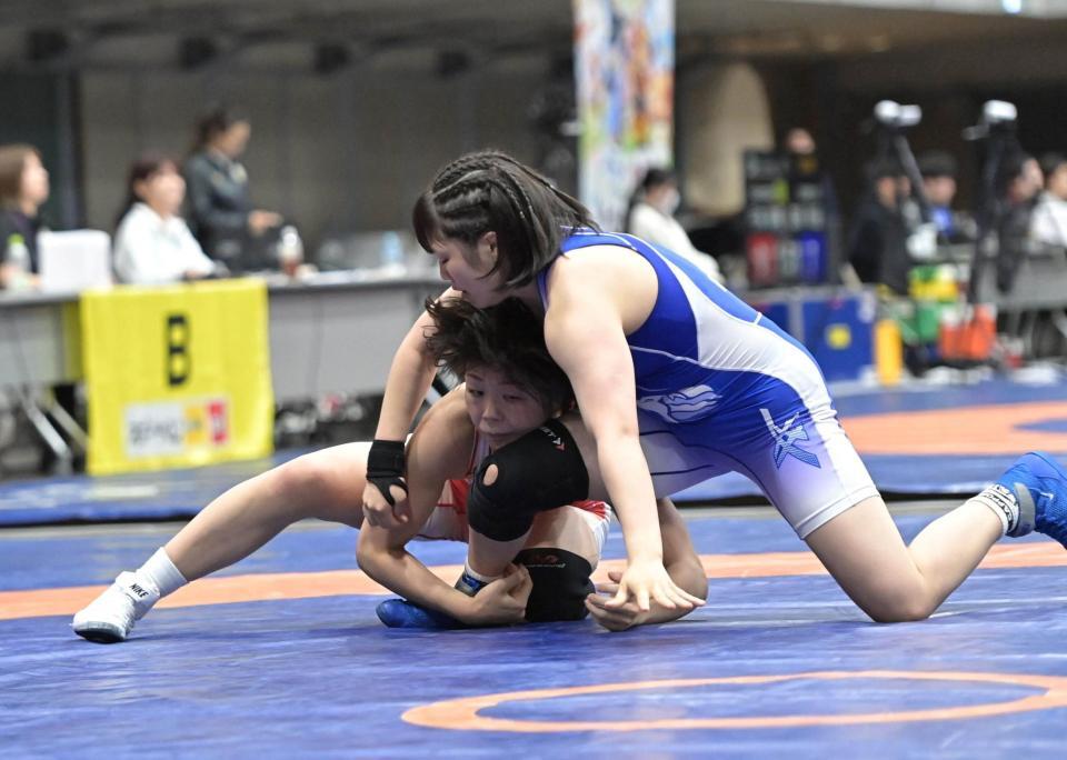 　藤山いろはを攻める藤波朱理（左）＝撮影・持木克友