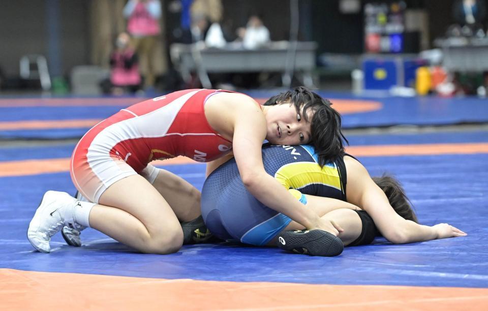 　山下叶夢（右）のバックを取る藤波朱理（撮影・持木克友）