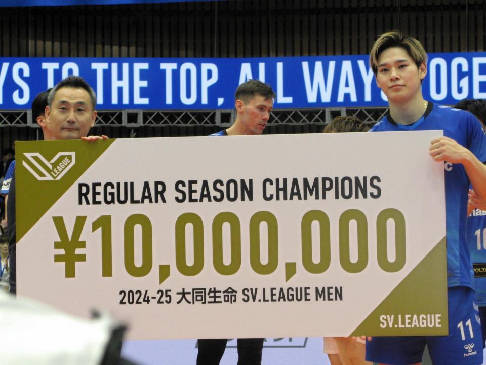 　優勝賞金１０００万円をチームの代表として受け取る西田（右）