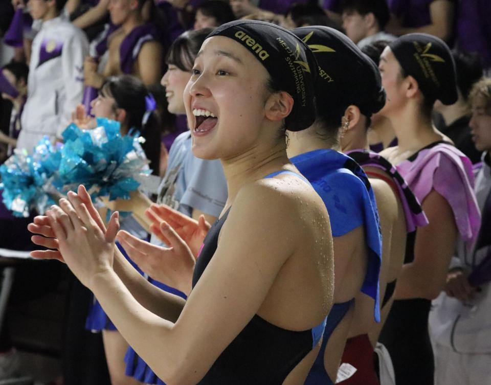 　男子のフリーリレーを応援する成田実生