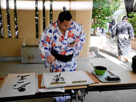 　筆を走らせる翔猿