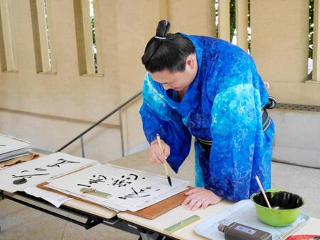 　筆を走らせる若隆景