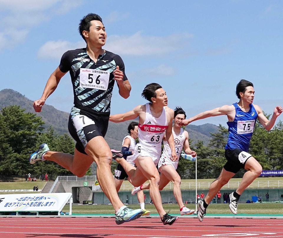 　男子２００メートルで優勝した飯塚翔太（左端）