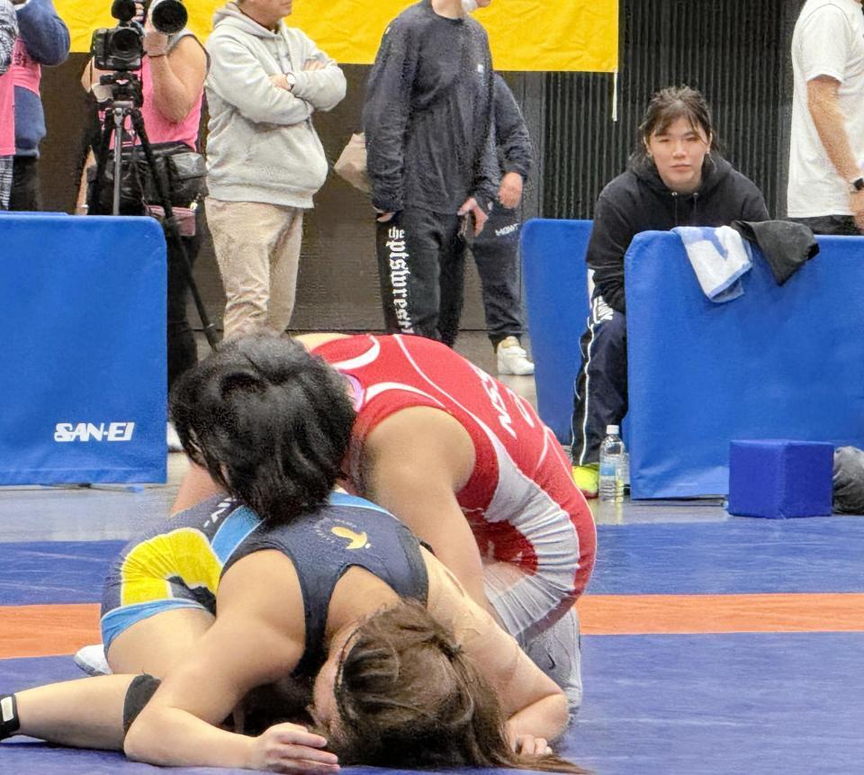 　決勝で藤波朱理（手前右）と対戦した山下叶夢のセコンドに入って戦況を見つめる鏡優翔（右奥）