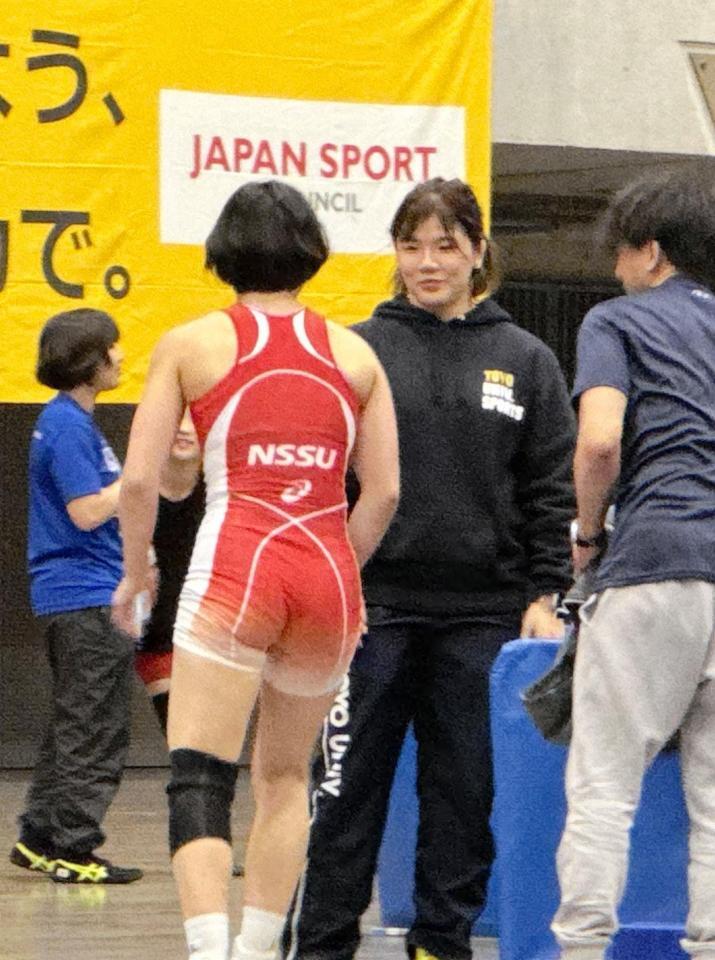 　相手セコンドとして戦った藤波朱理（左）と握手を交わす鏡優翔