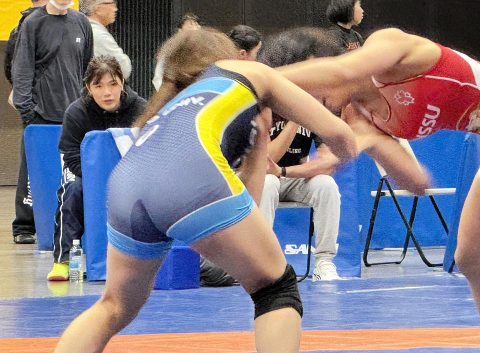 　決勝で藤波朱理（右）と対戦した山下叶夢のセコンドに入って戦況を見つめる鏡優翔（左奥）