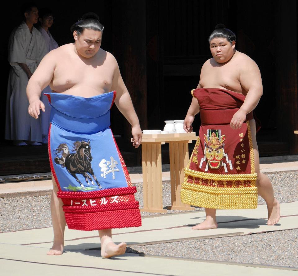 　公式参拝に臨む伯桜鵬（右）