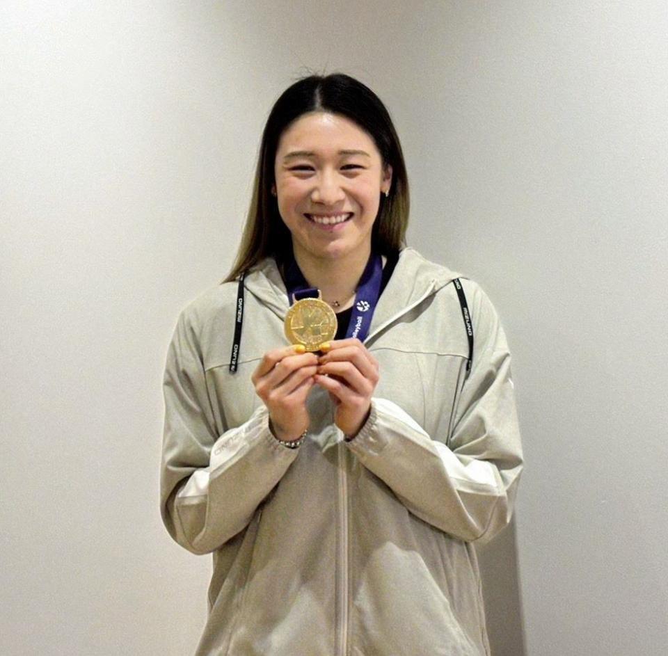 　ＣＥＶ杯でのメダルを手に笑顔の石川