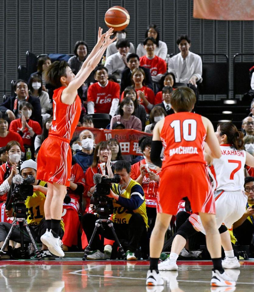 　第４クオーター、シュートを放つ富士通・赤木