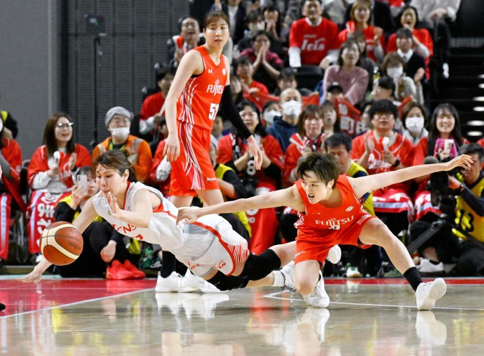 　第３クオーター、競り合うデンソー・高橋（手前左）と富士通・赤木