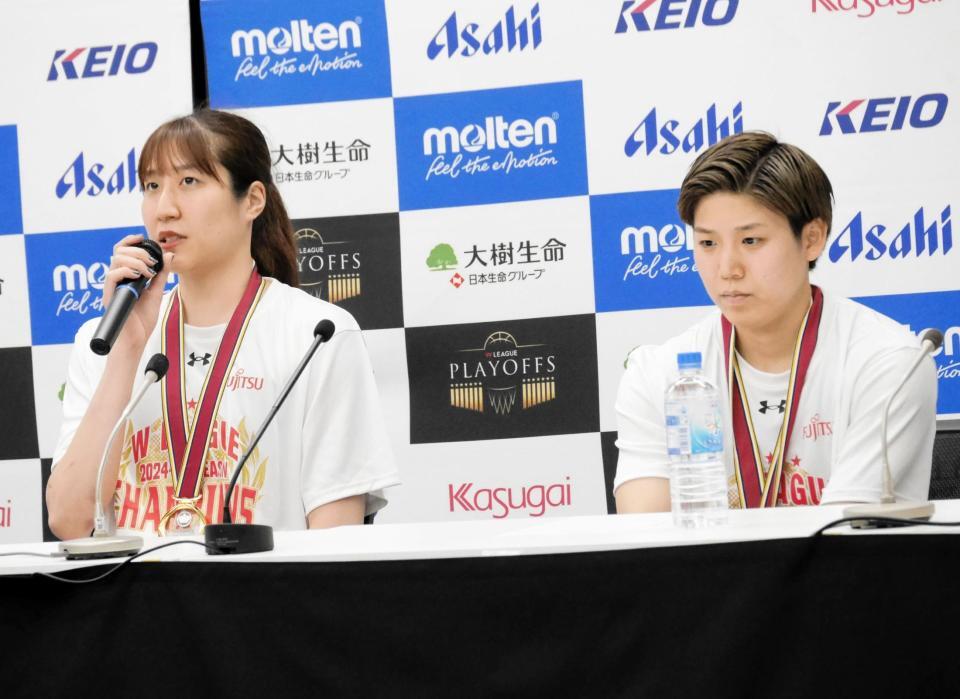 　会見に臨んだ宮澤夕貴（左）と町田瑠唯