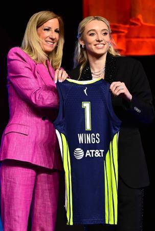 　ＷＮＢＡドラフトの全体１位で指名されたページ・ベッカーズ（右）＝１４日、ニューヨーク（ＮＢＡＥ・ゲッティ＝共同）