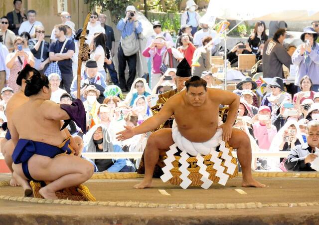　巡業で土俵入りを行う豊昇龍（中央）