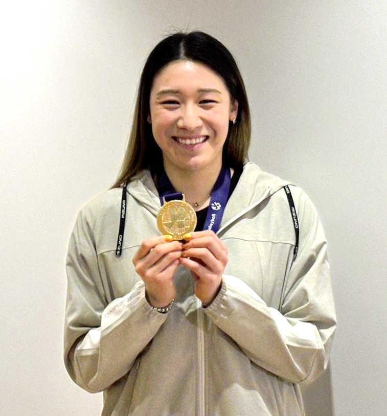 　ＣＥＶ杯でのメダルを手に笑顔の石川