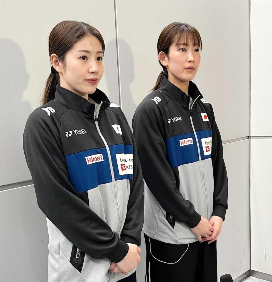 　成田空港で取材に応じる志田千陽（左）、松山奈未