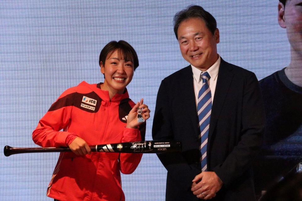 　寺田明日香と会見に駆けつけた日本ラグビー協会の清宮克幸副会長
