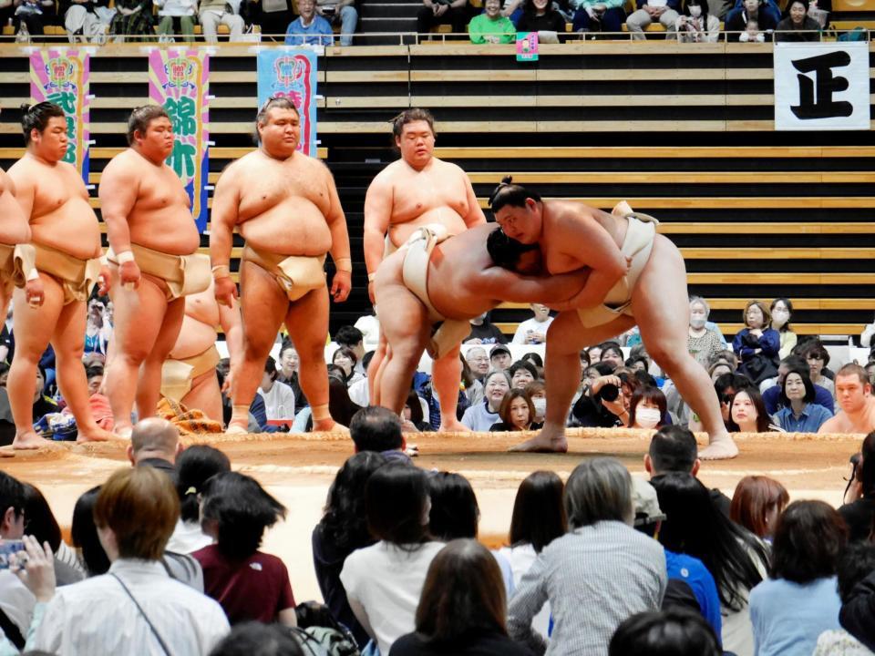 　霧島（左）と相撲を取る大の里