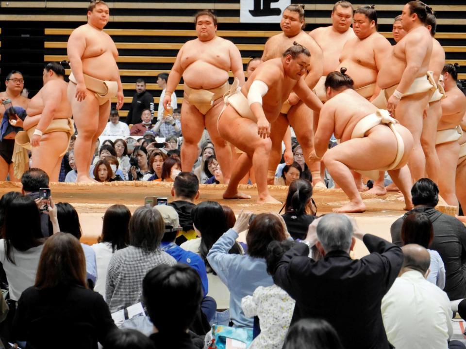 　ぶつかりで胸を出す豊昇龍