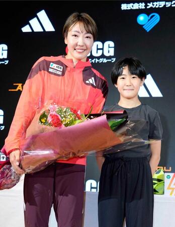 　記者会見後、娘の果緒さん（右）と写真に納まる寺田明日香