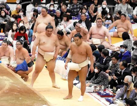 　欧勝馬にアドバイスを送る豊昇龍（手前）