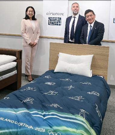 　「エアウィーヴ」東京本社を訪れた２０２６年ミラノ・コルティナ冬季五輪・パラ組織委のアンドレア・バルニエＣＥＯ。左は浅田真央さん、右は同社の高岡本州会長兼社長＝１６日、東京都千代田区