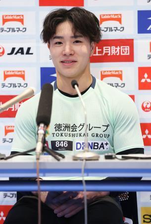 　記者会見する岡慎之助＝１６日、高崎アリーナ