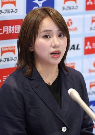 　記者会見する村上茉愛・体操女子強化本部長＝１６日、高崎アリーナ