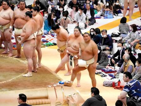 　土俵下で言葉を交わす豊昇龍（手前）と琴桜（隣）