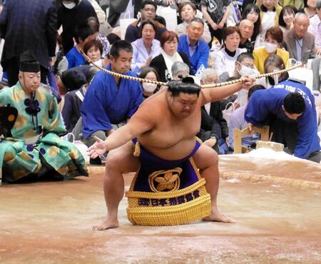 　弓取りを披露する天空海