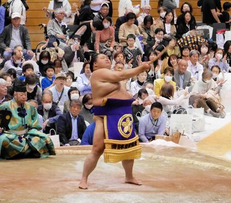 　力強く弓を振り回す天空海