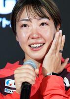 　記者会見で涙をぬぐいながら話す寺田明日香