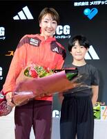 　記者会見後、娘の果緒さん（右）と写真に納まる寺田明日香