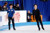 　調整する鍵山優真（右）と佐藤駿