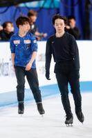 　調整する鍵山優真（右）と佐藤駿