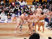 　平戸海を押し出す琴桜、土俵下は欧勝馬に技術面を教える豊昇龍