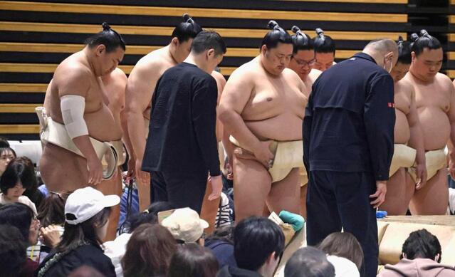 　大相撲春巡業で、若戸桜の死去を悼み黙とうする豊昇龍（左端）ら